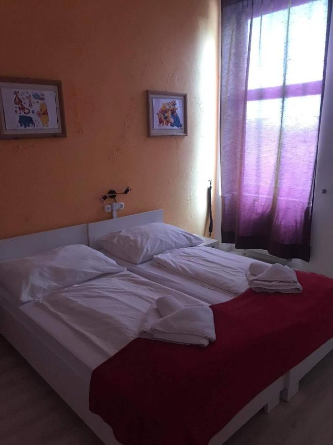 Y Panzio Bed & Breakfast Balatonlelle Exterior foto