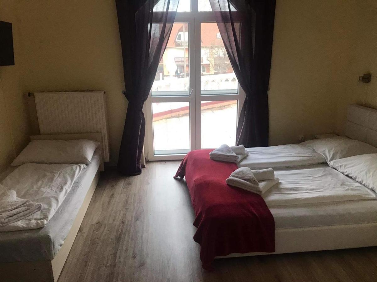 Y Panzio Bed & Breakfast Balatonlelle Exterior foto